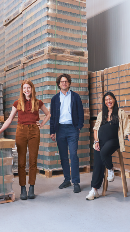 Trois personnes debout dans une usine.