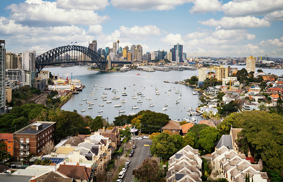 Ligne d’horizon du pont de Sydney en Australie, avec un ciel bleu nuageux.